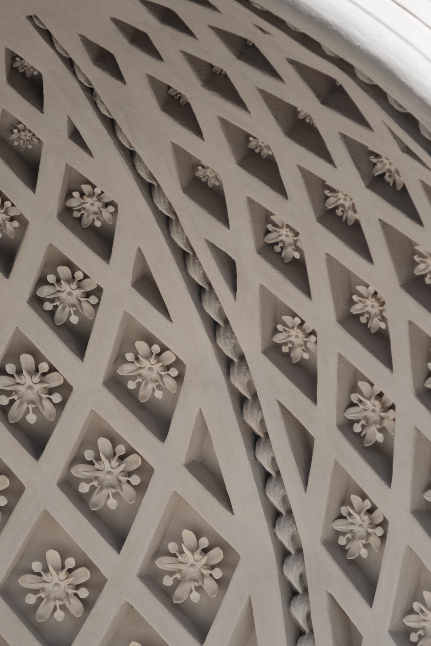 Detalle del cielorraso reticulado de la gelatería Figlio